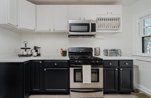 Meridian-Kessler Casa | The Corner Cottage -Walkable, Comfortable, Stylish