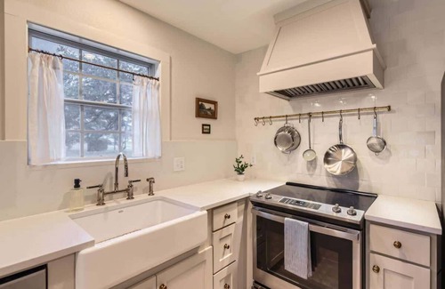 Georgetown Casa | The Cornerstone Cottage - steps from the Square!