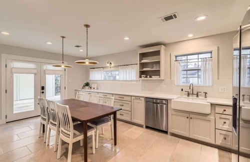 Georgetown Casa | The Cornerstone Cottage - steps from the Square!