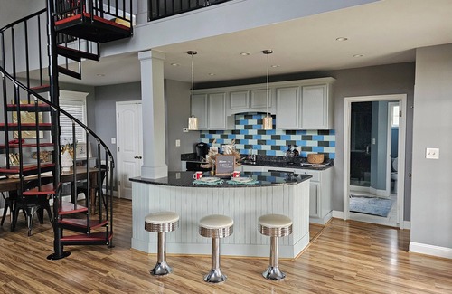 Leesburg Cabaña | The Cottage at Firefly Cellars, cozy getaway in Loudoun wine country!