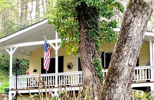 Lake Sequoyah Cabina | The Cottage at Lake Sequoyah- It's cooler by the water