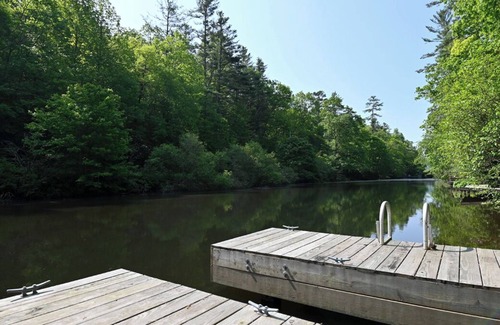 Lake Sequoyah Cabina | The Cottage at Lake Sequoyah- It's cooler by the water