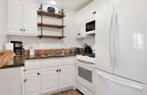 Big Bear Hotel | The Cottage at Shay Meadows by Big Bear Vacations