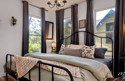 Eureka Springs Historic District Cabaña | The Cottage at The 1883 Peabody House
