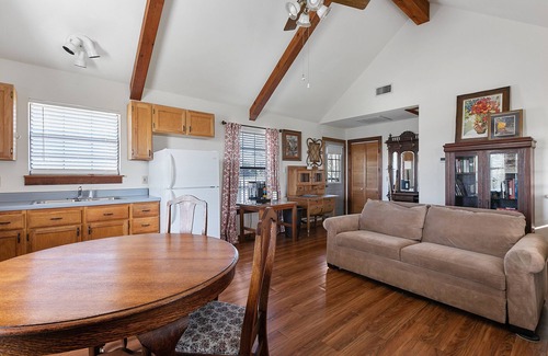 Fredericksburg Condominio | The Cottage At Twin Oaks 1 Bedroom Cottage by RedAwning