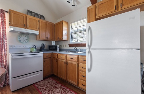 Fredericksburg Condominio | The Cottage At Twin Oaks 1 Bedroom Cottage by RedAwning