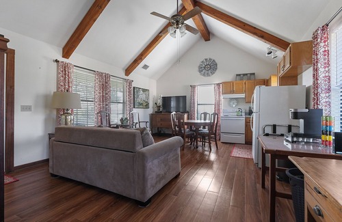 Fredericksburg Condominio | The Cottage At Twin Oaks 1 Bedroom Cottage by RedAwning