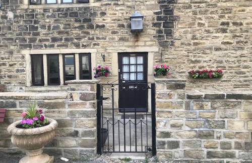 Leeds Casa | The Cottage, cosy 2 bedroom pet friendly perfect for contractors free secure parking,CCTV