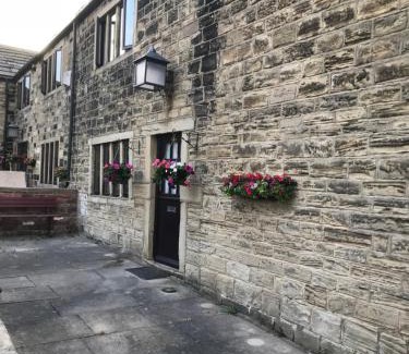 Leeds Casa | The Cottage, cosy 2 bedroom pet friendly perfect for contractors free secure parking,CCTV