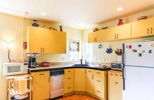 Newport Cabaña | The Cottage - Newport Eclectic Charm