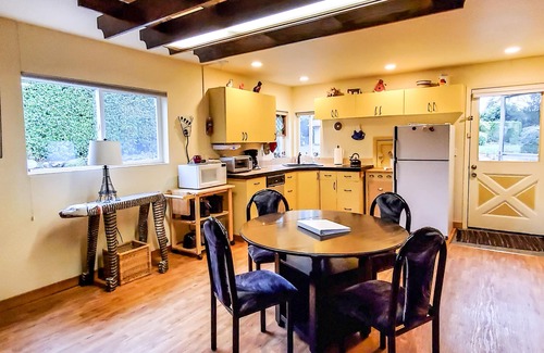 Newport Cabaña | The Cottage - Newport Eclectic Charm