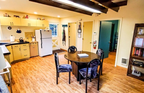 Newport Cabaña | The Cottage - Newport Eclectic Charm