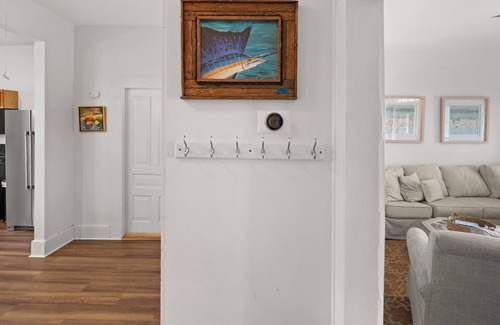 Morehead City Casa | The Cottage on Bridges - Walking distance to the Morehead City waterfront!