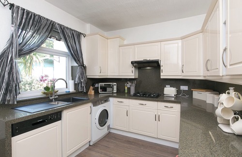Llandudno Casa | The Cottage on the Beach - Sleeps 7 - Large Garden