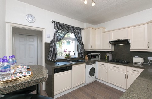 Llandudno Casa | The Cottage on the Beach - Sleeps 7 - Large Garden