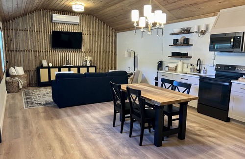 Ingram Casa | The Cottage on the Loop, 1BR/1BA, Sleeps 4