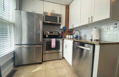 Victorian Village Casa | The Cottage | Parking + Private Patio + Fast WiFi