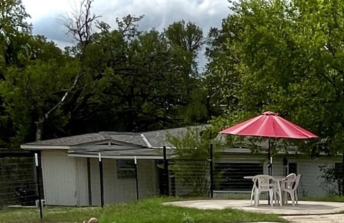 Bandera Cabaña | The Cottage. Pool. Next door to Serenity House. Medina River. 3 bdrm. Sleeps 8.