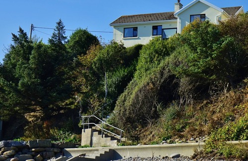 Wiseman's Bridge Casa | The Cottage - Sea Views, Direct Access to Beach, Pet Friendly