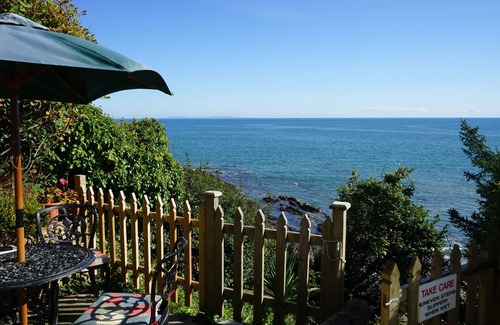 Wiseman's Bridge Casa | The Cottage - Sea Views, Direct Access to Beach, Pet Friendly
