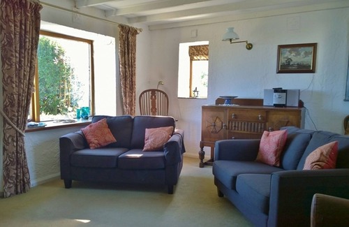 Wiseman's Bridge Casa | The Cottage - Sea Views, Direct Access to Beach, Pet Friendly