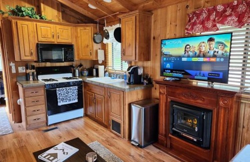 Julian Cabina | The Couple's Cabin in Wynola - 13 Acres of Nature - Hot Tub - Fire Pit - Gated