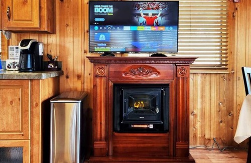 Julian Cabina | The Couple's Cabin in Wynola - 13 Acres of Nature - Hot Tub - Fire Pit - Gated