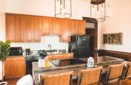 El Paso Apartamento | The Courthouse Loft - History with a hot tub!