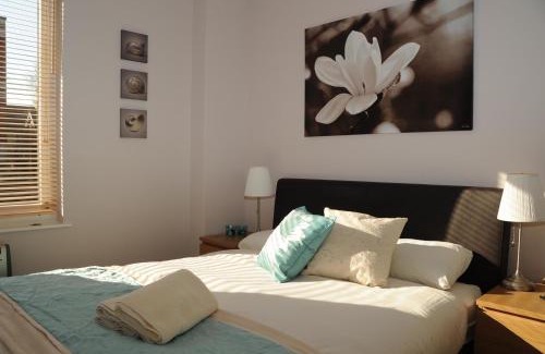 Windsor City Centre Apartamento | The Courtyard 2 Bedroom Apartments in Central Windsor with Parking