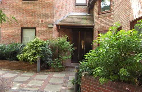Windsor City Centre Apartamento | The Courtyard 2 Bedroom Apartments in Central Windsor with Parking