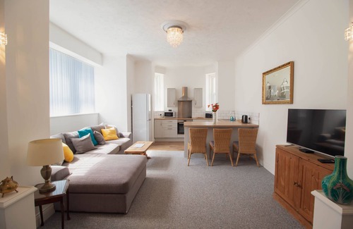 Seaford Cabaña | The Courtyard - a house that sleeps 8 guests in 3 bedrooms