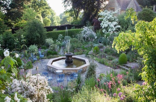 Chipping Campden Casa | The Courtyard overlooking Kiftsgate Court Gardens