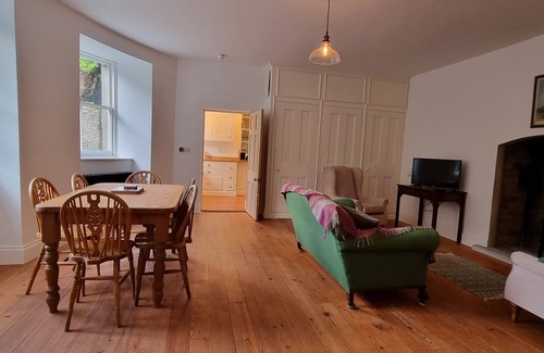 Strangford Apartamento | The Courtyard, Strangford - Lovely Large Apartment