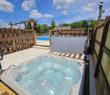 Indian Point Apartamento | The Cove 21-6 By SDC, Big Deck, Pool, Hot Tub, By Lake