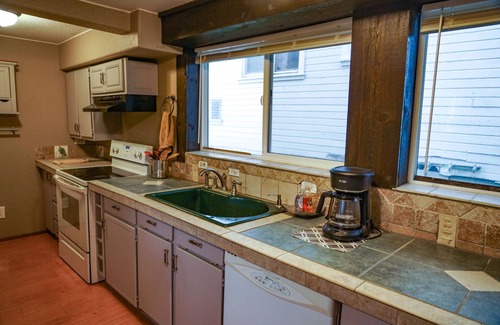 Astoria Condominio | The Cove - 2bd 2ba Pet-Friendly Condo