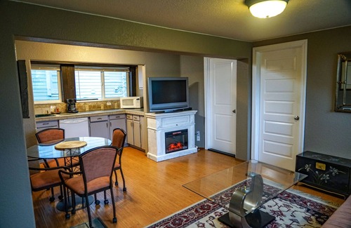 Astoria Condominio | The Cove - 2bd 2ba Pet-Friendly Condo