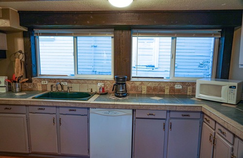 Astoria Condominio | The Cove - 2bd 2ba Pet-Friendly Condo