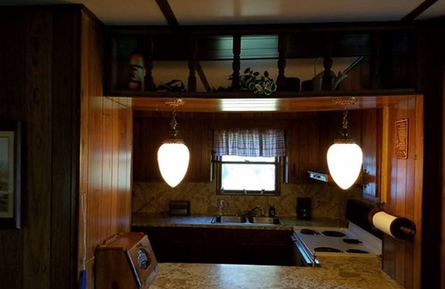 Taswell Cabina | The Cove COZY COUNTRY COTTAGE...30 seconds from Patoka Lake...sleeps 12