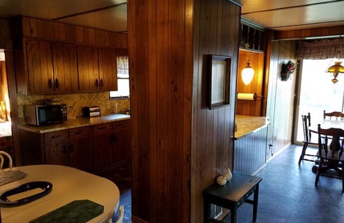 Taswell Cabina | The Cove COZY COUNTRY COTTAGE...30 seconds from Patoka Lake...sleeps 12