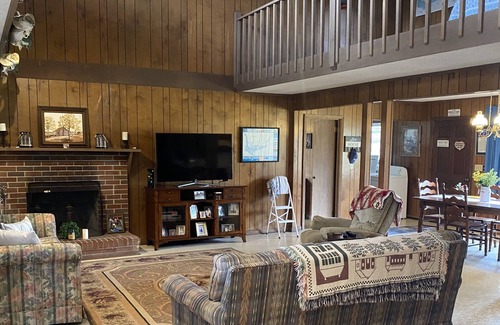 Mount Pleasant Casa | "The Cove" Large Family size waterfront Lake house.