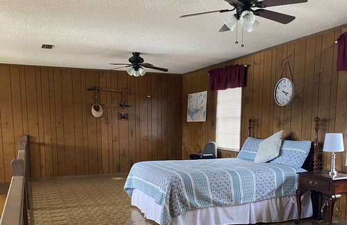 Mount Pleasant Casa | "The Cove" Large Family size waterfront Lake house.