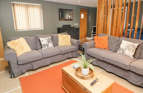 Marsh Lane Cabaña | THE COW SHED, family friendly, with hot tub in Marsh Lane