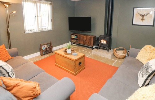 Marsh Lane Cabaña | THE COW SHED, family friendly, with hot tub in Marsh Lane