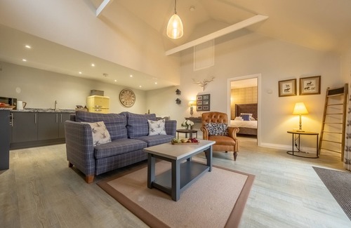 Woodbridge Casa | The Cowshed ofrece alojamiento de lujo para dos huéspedes en un solo piso.