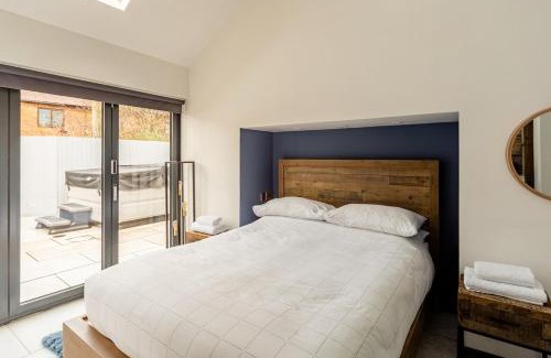 Bromsgrove Casa | The Cowshed - Luxury Barn with Hot Tub