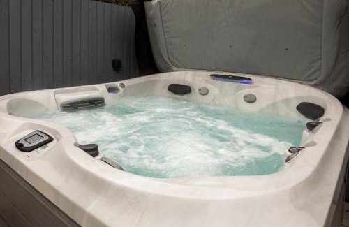 Bromsgrove Casa | The Cowshed - Luxury Barn with Hot Tub