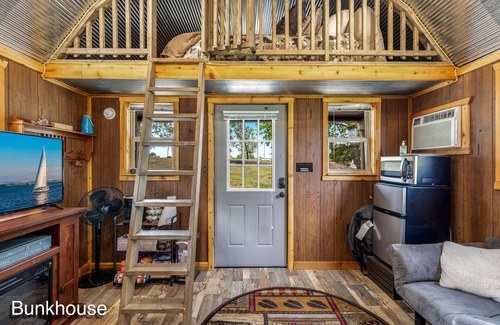 Grove Casa | The Cowskin Bunkhouse - Lakeview Getaway - perfect for fishermen/small families!