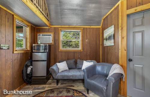Grove Casa | The Cowskin Bunkhouse - Lakeview Getaway - perfect for fishermen/small families!