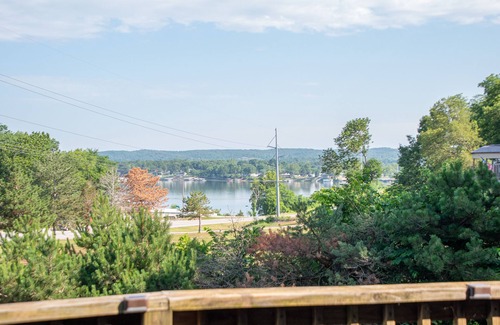 Grove Cabina | The Cowskin Cabin & Bunkhouse - Lakeview Getaway on 1/2 acre