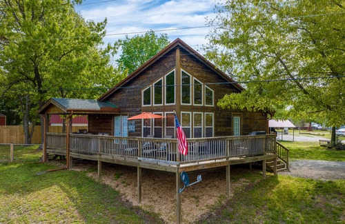 Grove Cabina | The Cowskin Cabin & Bunkhouse - Lakeview Getaway on 1/2 acre